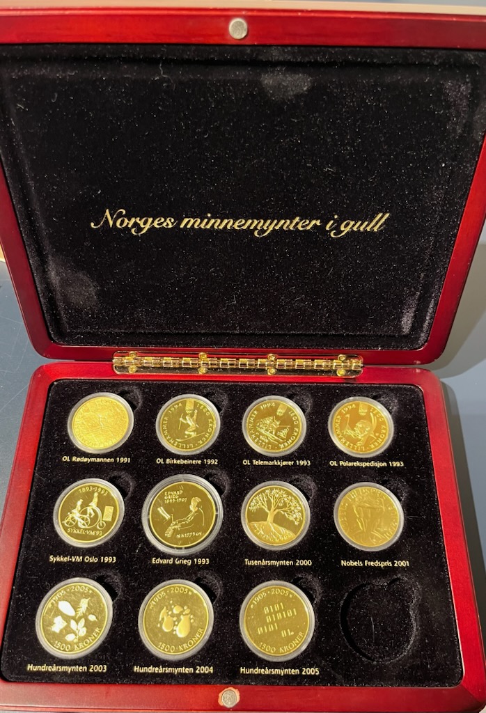 Komplett sett minnemynter i gull. 11 stk. 1500 kroner i gull