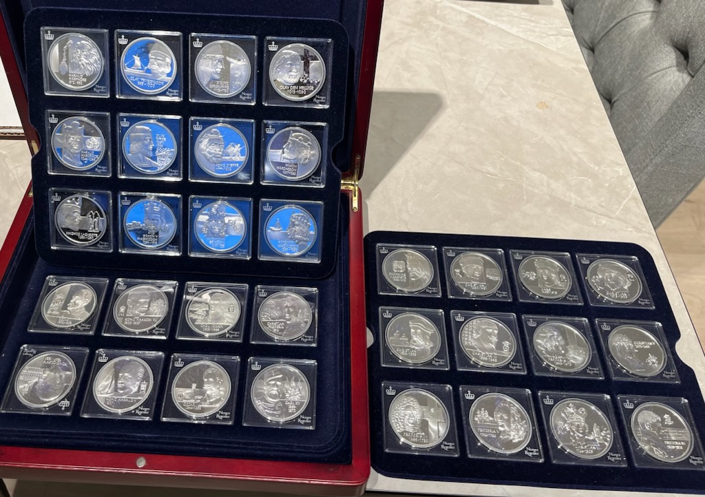 Norges Regenter - 32 medaljer i sølv. (tot. 1014 gram rent sølv)